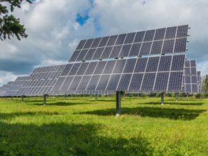 Leia mais sobre o artigo ABSOLAR prevê que 2023 poderá trazer novos recordes para o setor fotovoltaico brasileiro