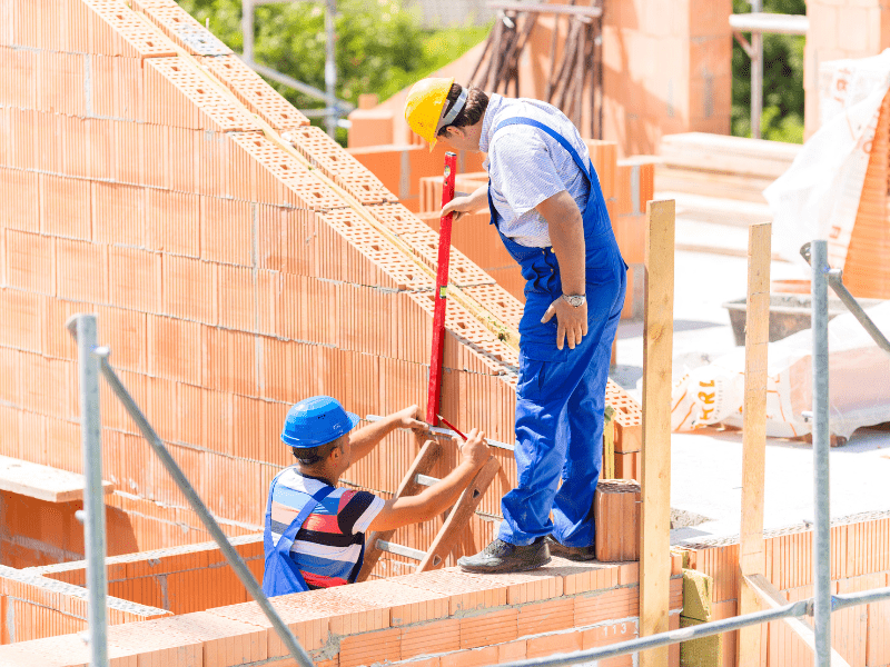 Leia mais sobre o artigo Custo da construção desacelera para 0,69% em julho, puxado por mão de obra