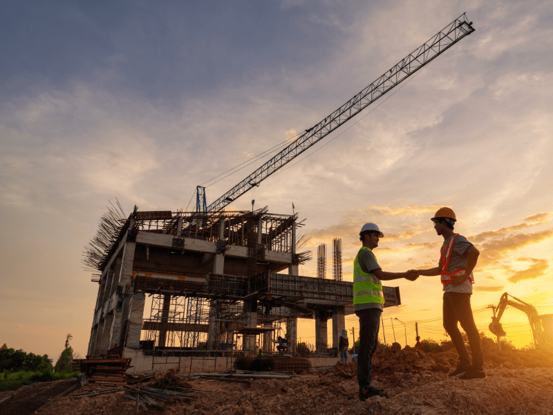 Leia mais sobre o artigo A crise oculta da construção civil: setor bate recordes de venda, mas enfrenta uma escassez de mão de obra que ameaça o futuro das obras no Brasil