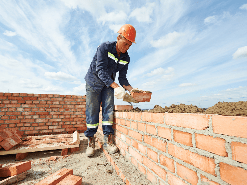 Leia mais sobre o artigo Construção civil sofre com escassez de mão de obra e tem cidade onde quem procura vaga no setor sai empregado em menos de 24 horas