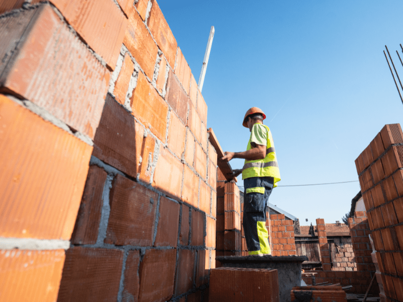 Leia mais sobre o artigo Novas obras recuam no Brasil, mas incorporadoras ampliam lançamentos no semestre