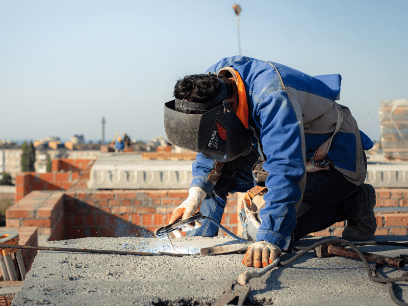 Leia mais sobre o artigo Crise na CLT gera escassez de trabalhadores: indústria e construção não conseguem preencher vagas, padarias instalam robôs e supermercados acumulam filas