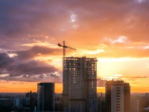 Leia mais sobre o artigo Reforma Tributária deve elevar custos de obras em até 20% e redesenhar cadeia produtiva da construção civil, aponta estudo da BSSP Consulting