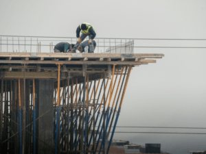 Leia mais sobre o artigo Redução da jornada pode elevar em até 15% o custo da mão de obra no setor da construção, com impacto potencial adicional de R$ 20 bilhões ao ano