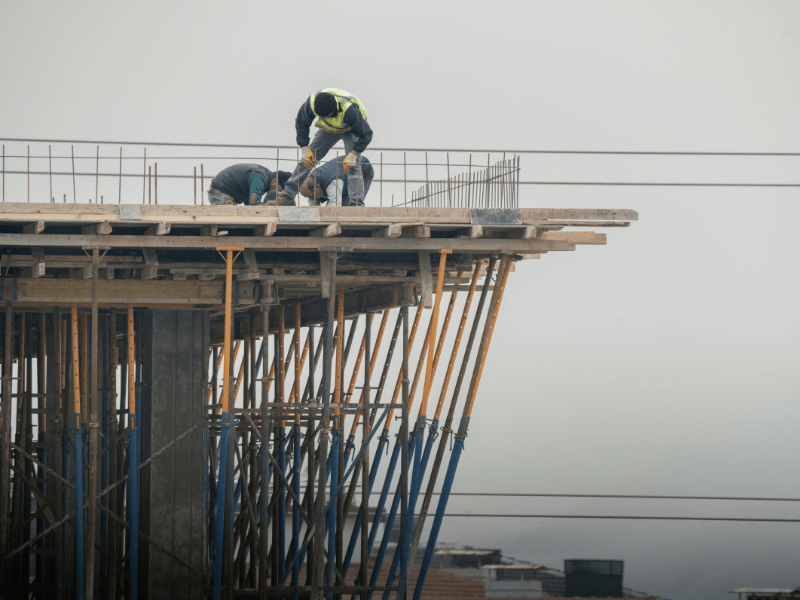 Leia mais sobre o artigo Redução da jornada pode elevar em até 15% o custo da mão de obra no setor da construção, com impacto potencial adicional de R$ 20 bilhões ao ano