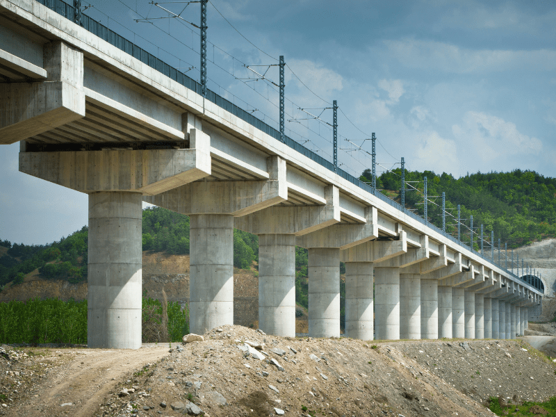 Leia mais sobre o artigo Entidades da construção pedem reajuste mensal de contratos públicos diante da alta extraordinária de insumos causada pela guerra no Irã 